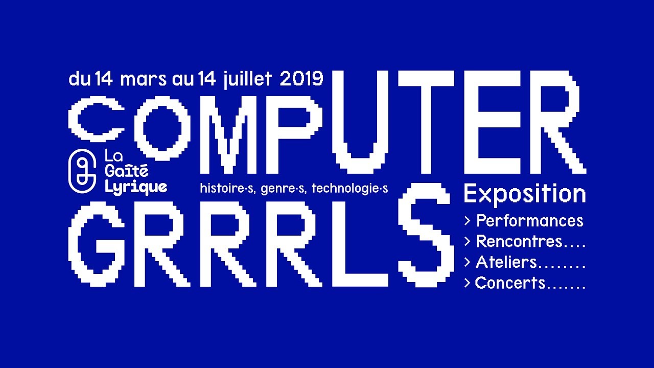 Visuel de l'exposition Computer Grrrls avec une typographie pixelisée blanche sur fond bleu