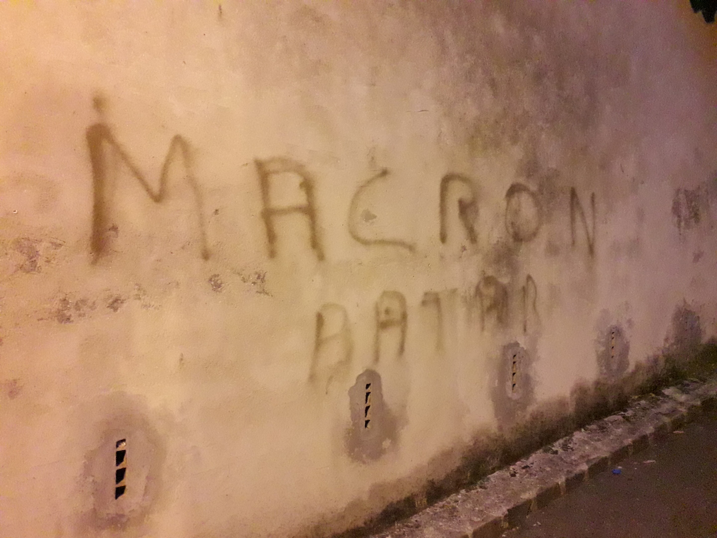 Image 2 : Tag mural avec pour mention Macron batar