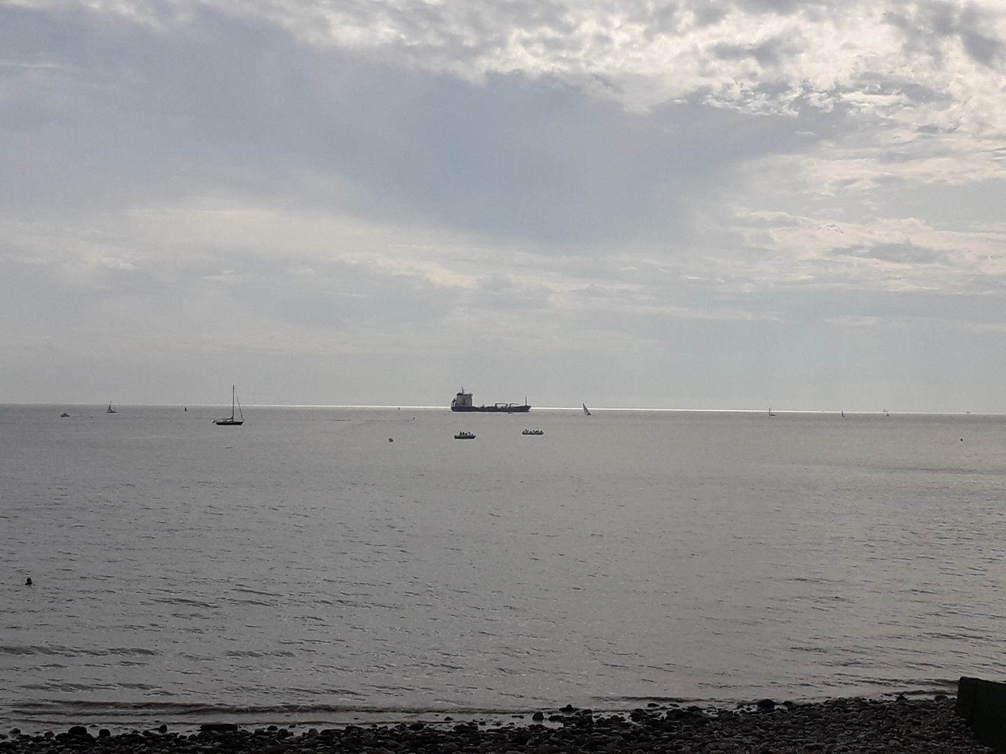 Vue sur mer avec porte-container et bateaux au loin