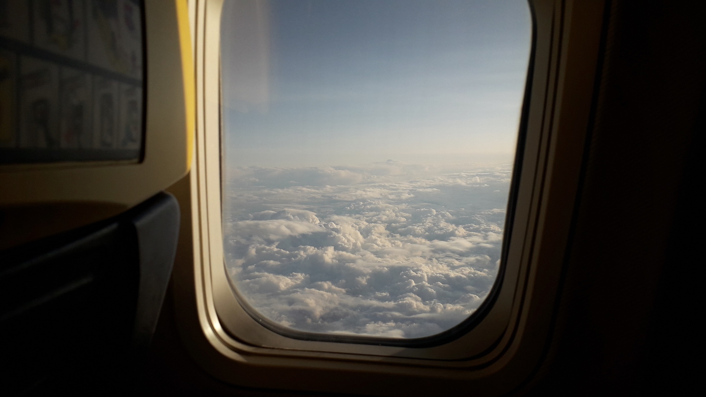 Vue sur les nuages depuis une fenêtre d'avion