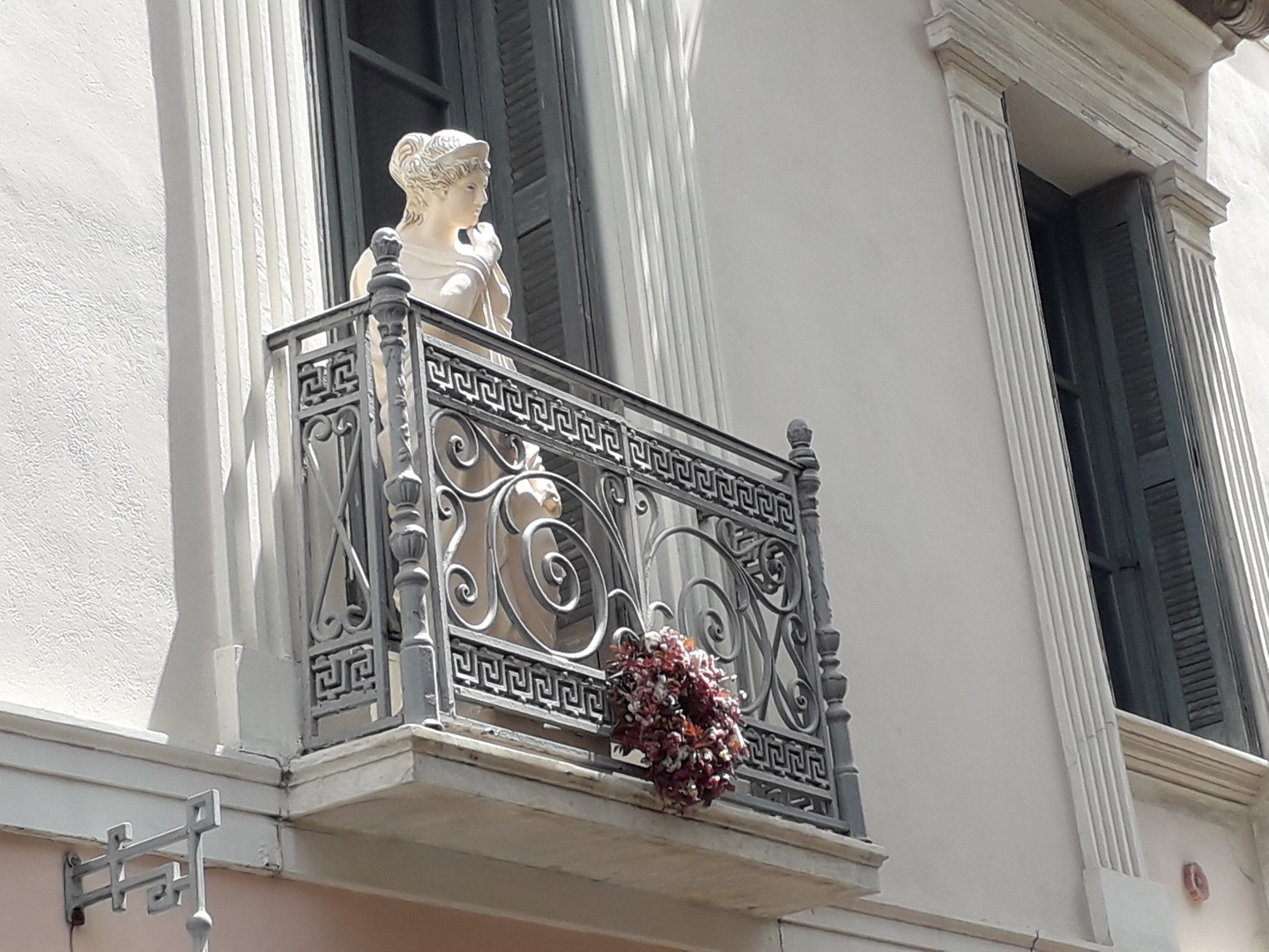 Statue antique sur un balcon
