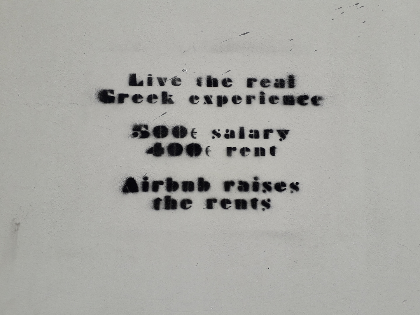 Tag avec l'inscription Live the real Greek experience 500€ salary 400€ rent Airbnb raises the rents
