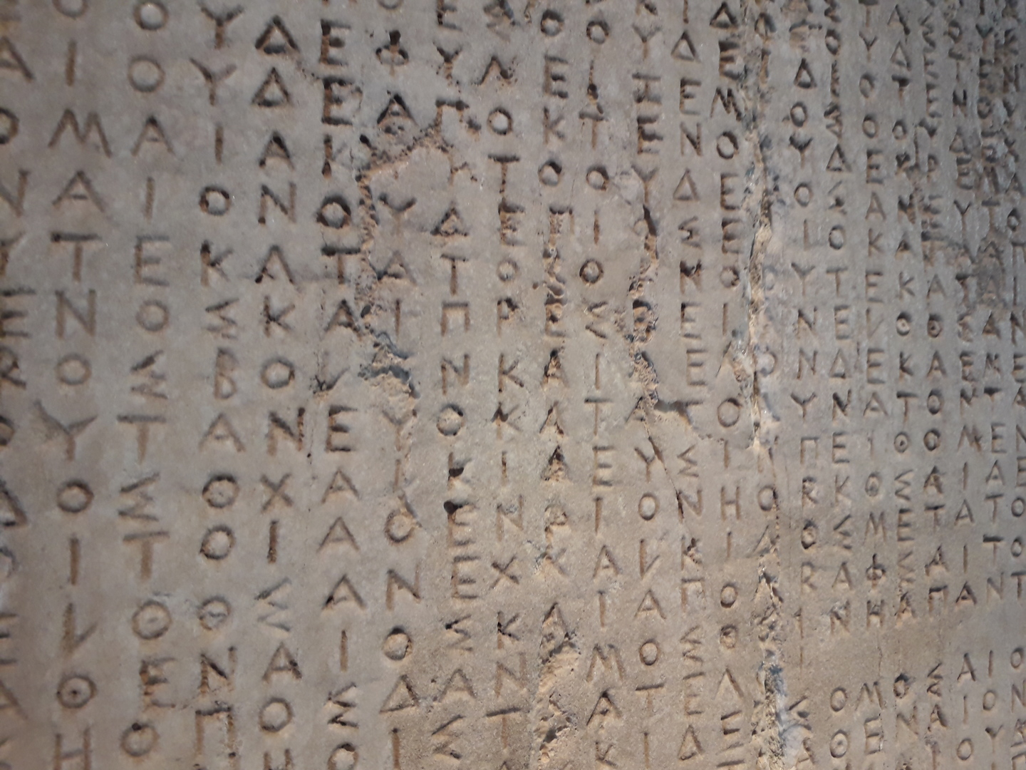 Tablette avec des inscriptions en grec ancien (vue de détail)