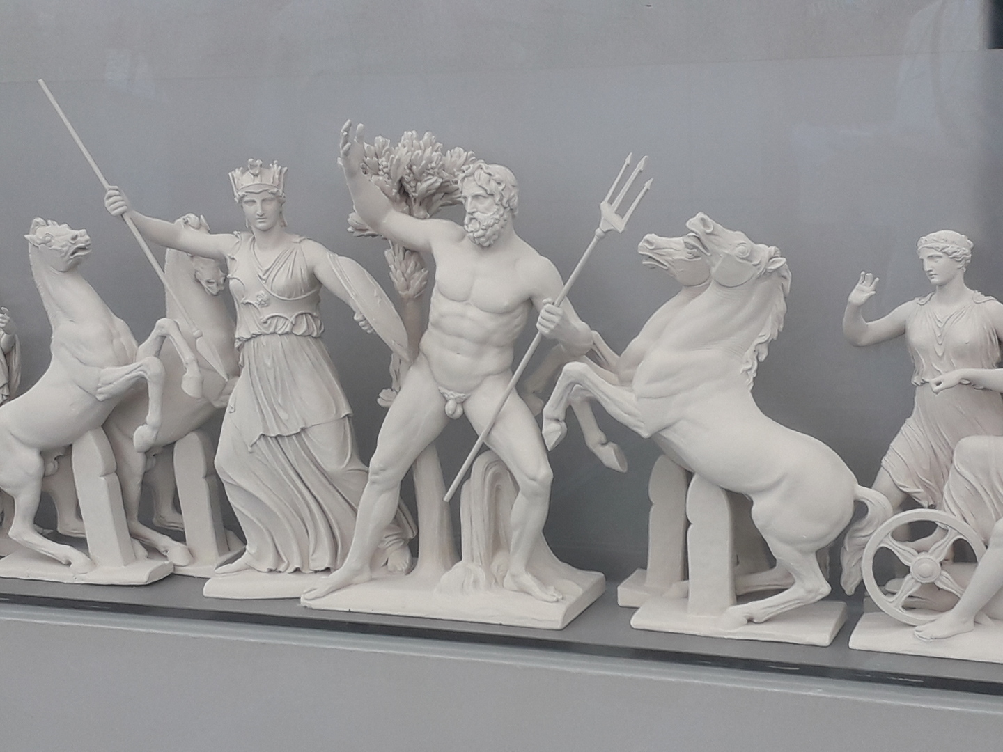 Statues représentant le dieu de la mer Poséidon accompagné d'autres personnages et de chevaux