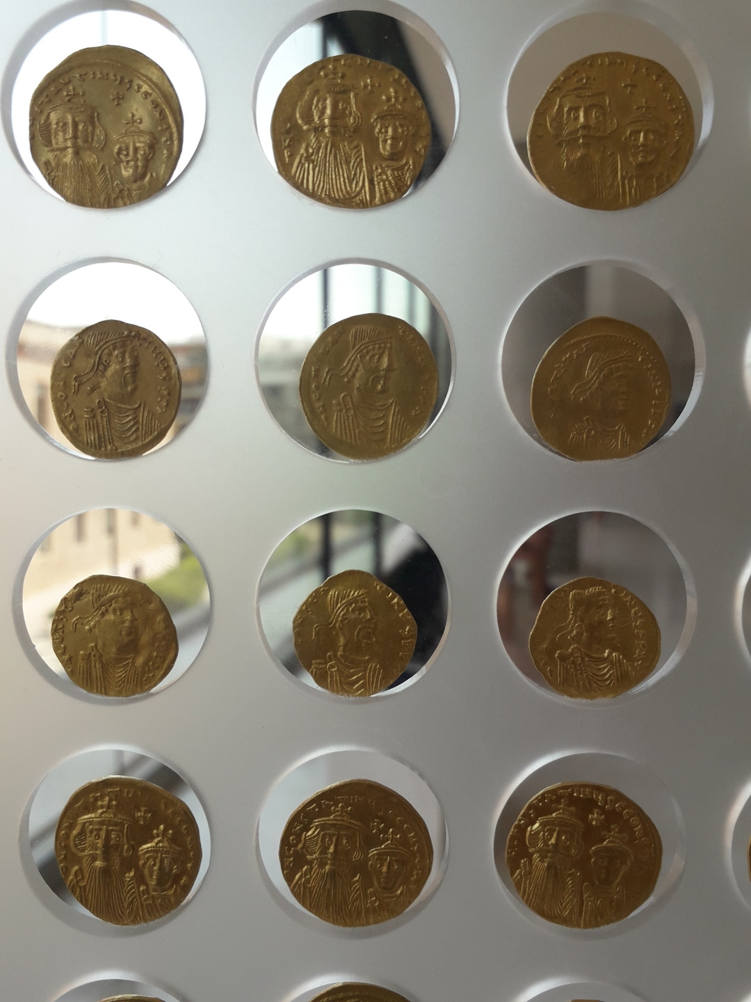 Image 21 : Pièces de monnaies exposées