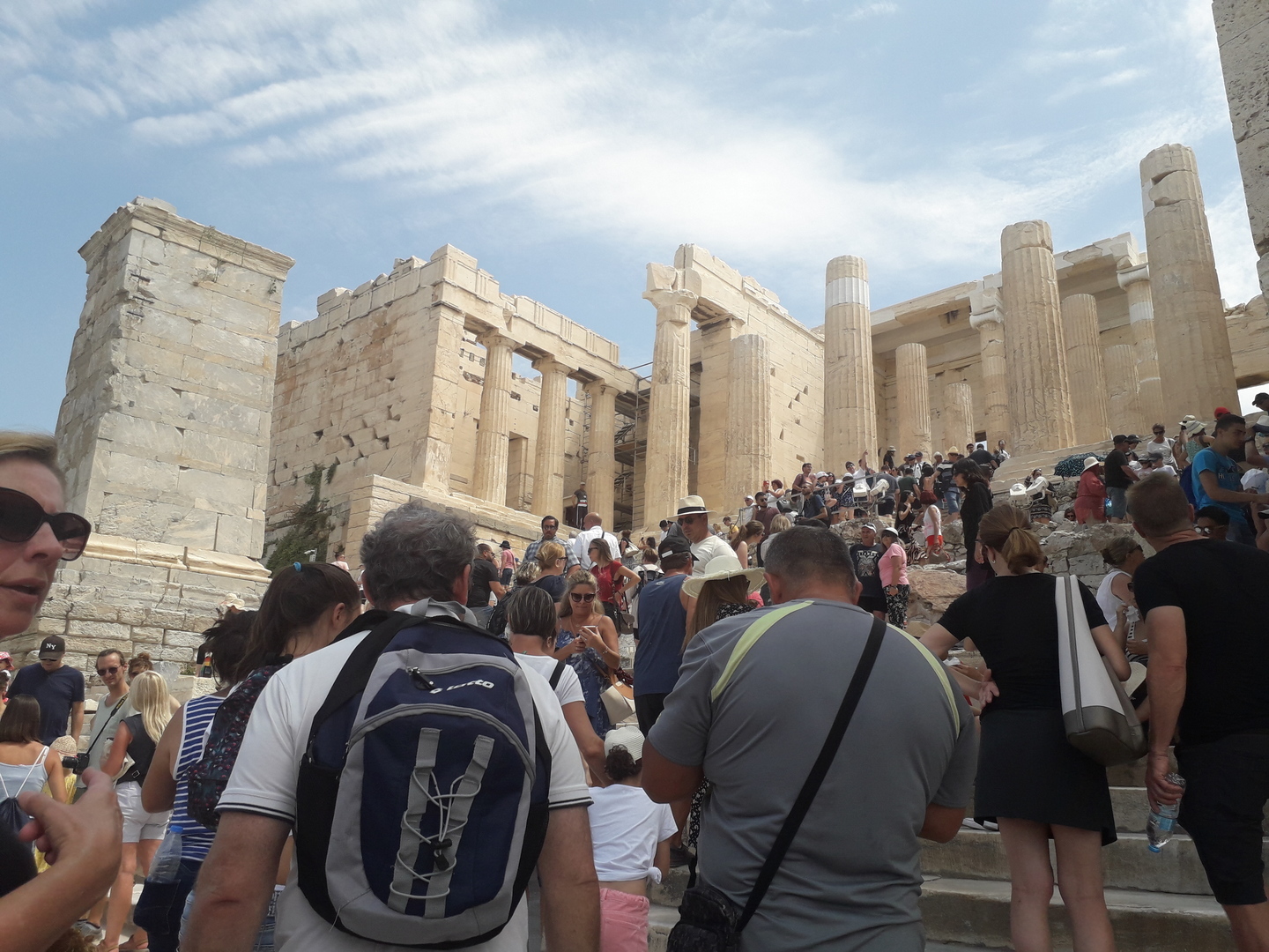 Image 25 : Sommet de l'Acropole avec foule sur les marches finales