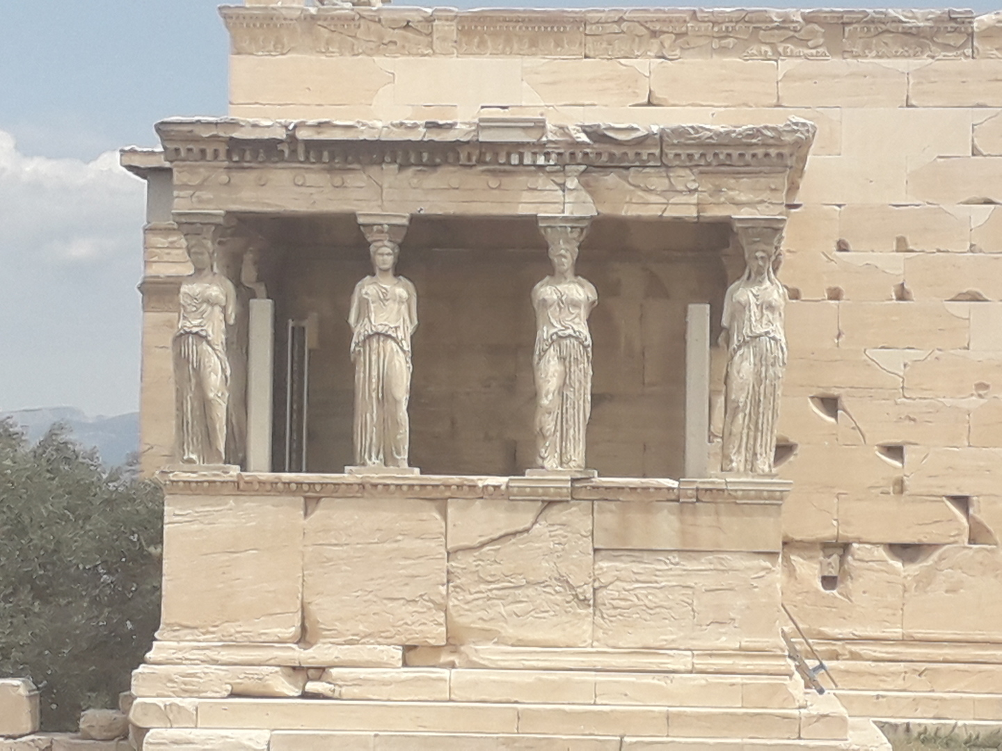 Image 28 : Façade d'un temple avec des statues sur lesquelles s'appuient un plafond