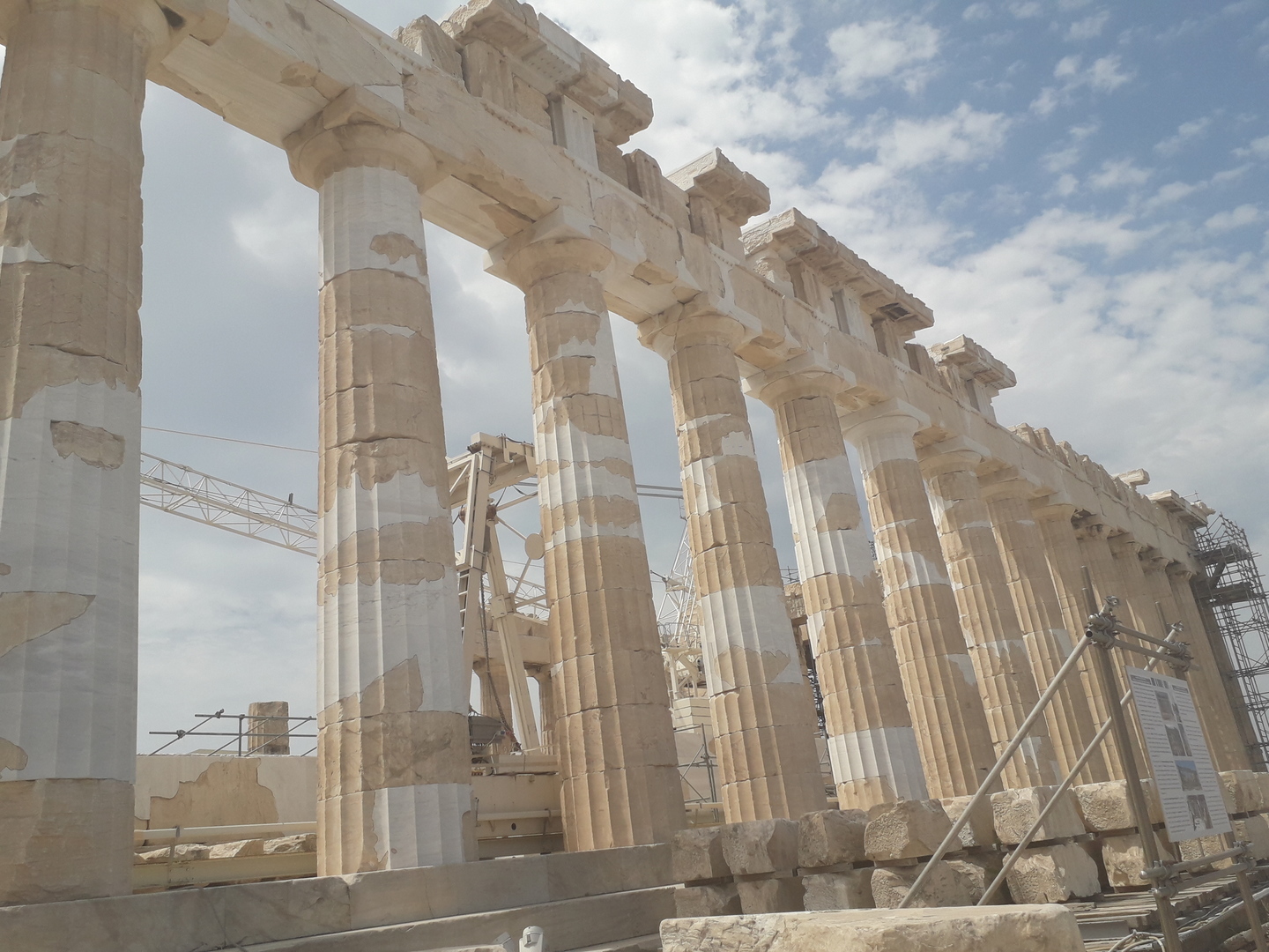 Temple en rénovation avec vue sur les colonnes latérales