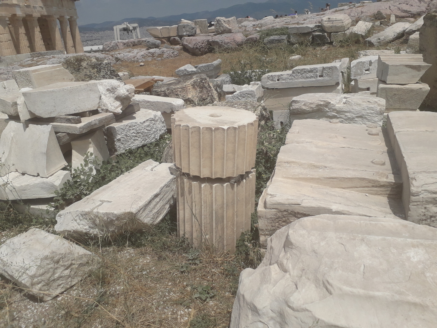 Image 39 : Pierres au sol et tronçons de colonnes