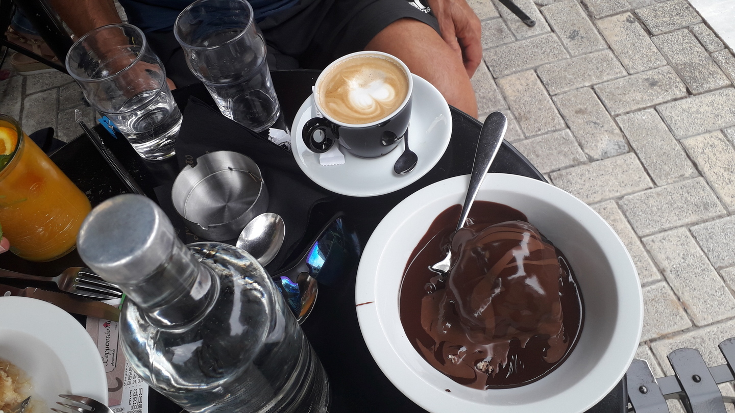 Image 51 : Tasse de café, jus d'orange, eau et dessert au chocolat