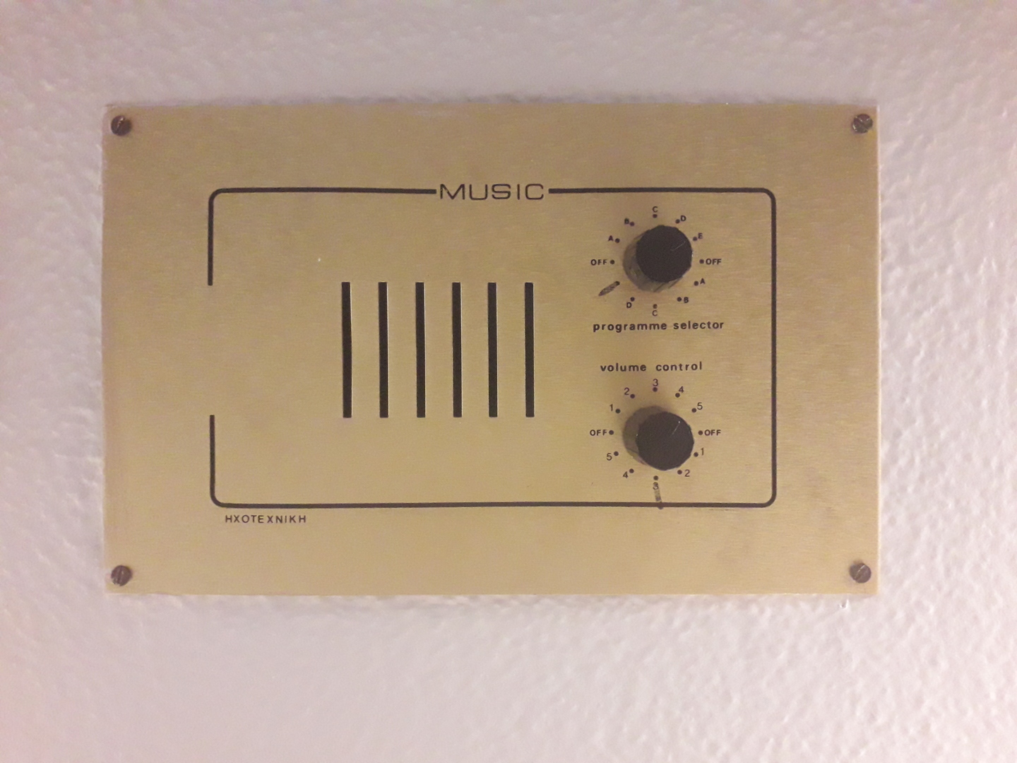 Plaque sur un mur avec des boutons