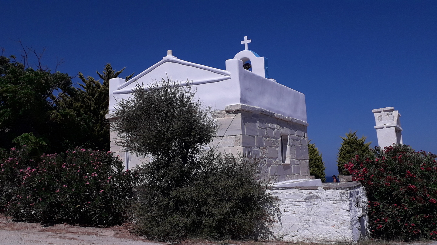 Petite chapelle en pierre blanche et végétation