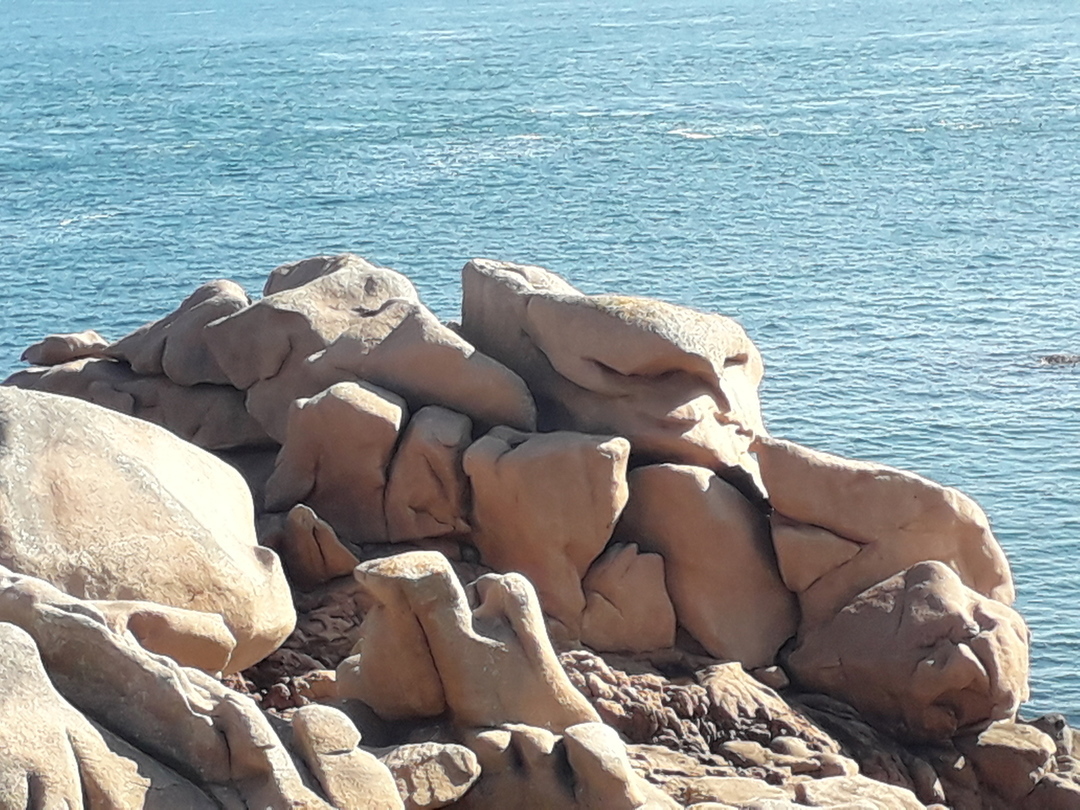 Ensemble de rochers donnant sur la mer