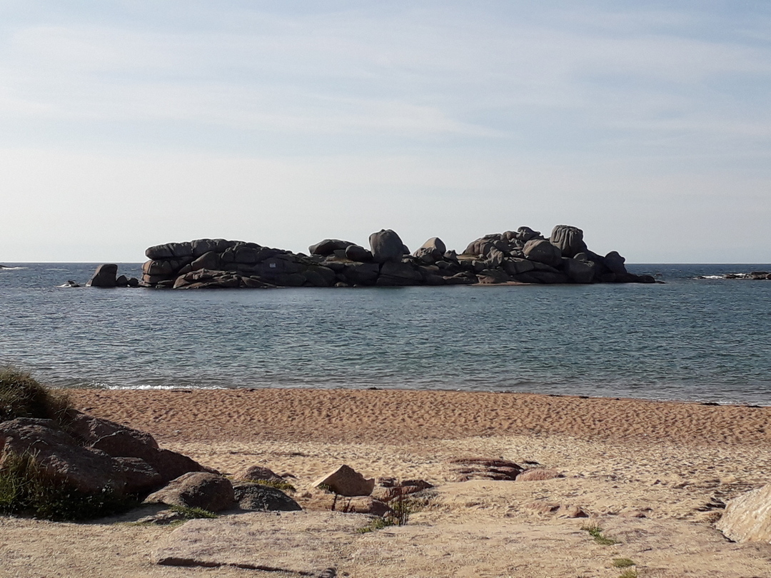 Image 20 : Petit ilôt formé par des rochers en mer