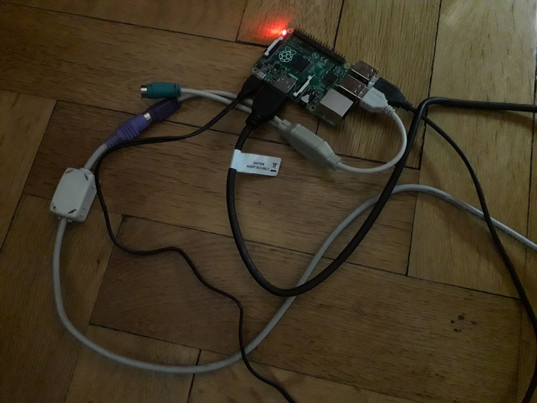 Montage électronique raccordant une Raspberry Pi et un vidéoprojecteur
