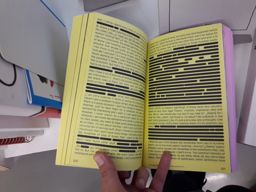 Double page côté jaune (blocs noirs cachant partiellement le texte)