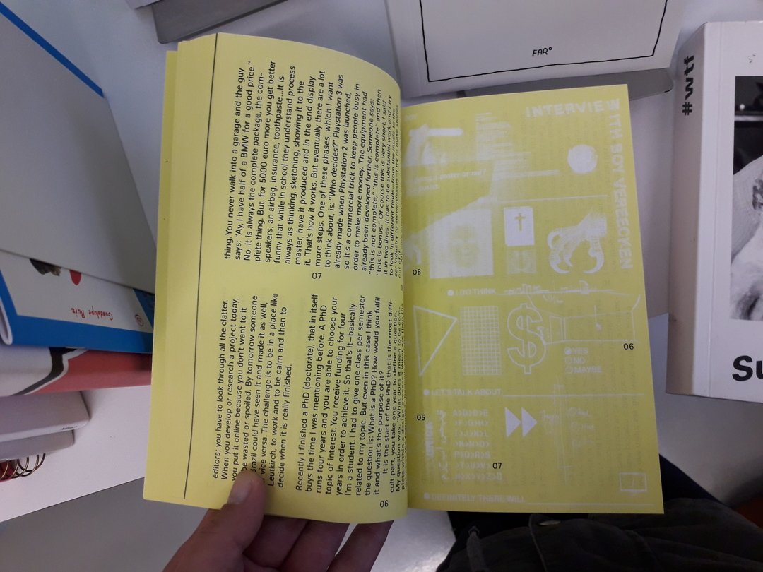 Double page côté jaune (texte noir et visuels blancs)