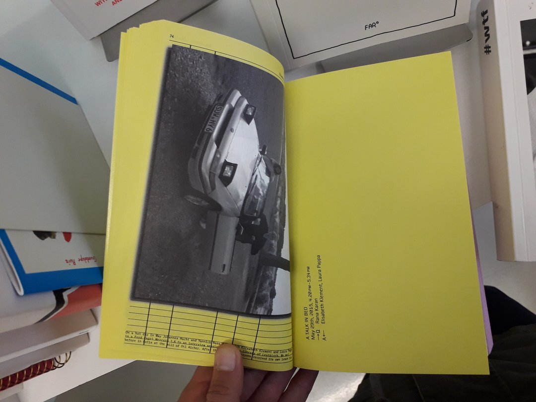 Double page côté jaune (photographie d'un véhicule en noir et blanc)