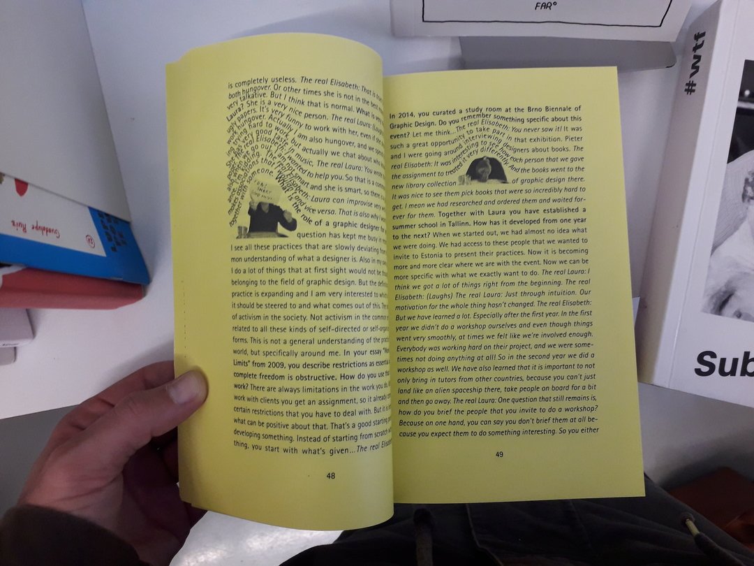 Image 13 : Double page côté jaune (texte déformé par inserts d'images)