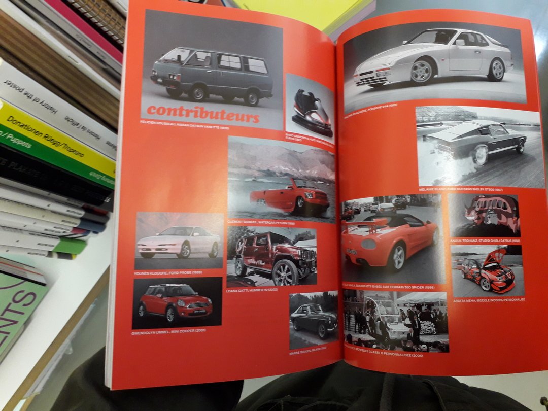 Double page rouge avec des photos de véhicules en noir et blanc et monochrome rouge