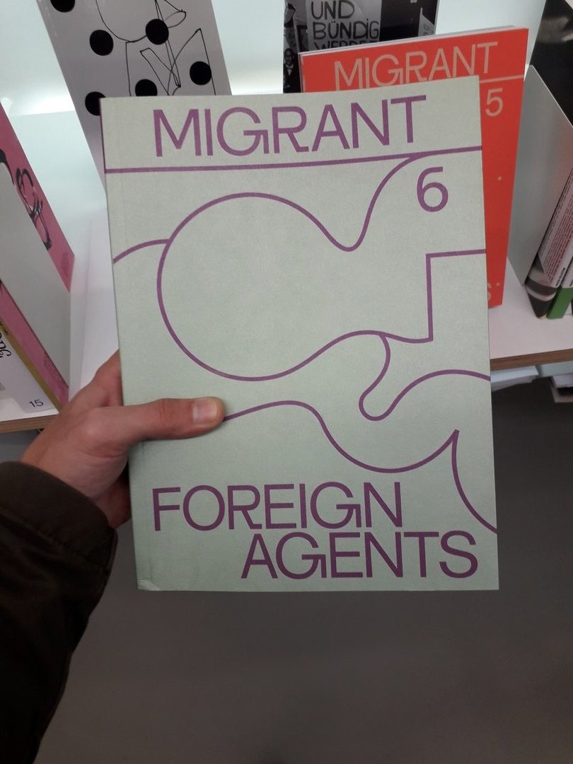 Couverture blanche avec des lignes graphiques mauves d'une revue intitulée Migrant 6 avec pour thématique Foreign agents