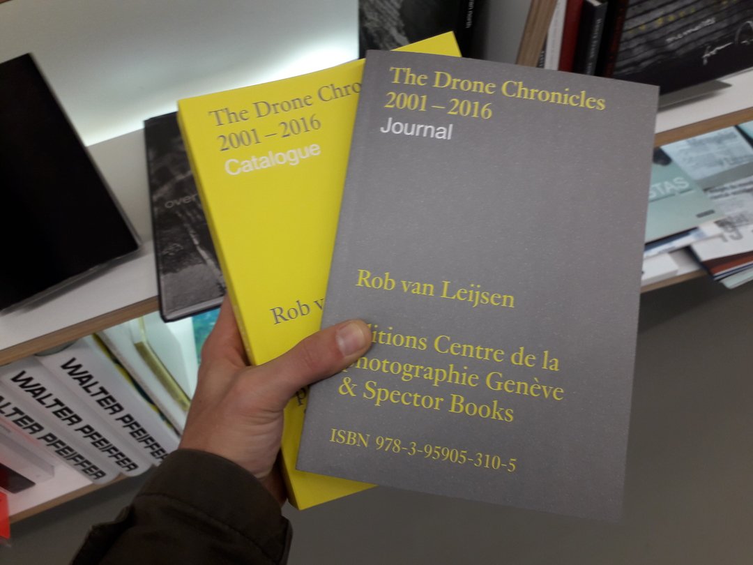 Image 18 : Couvertures des livres The Drone Chronicles 2001-2016, Journal en jaune sur gris et Catalogue en gris sur jaune