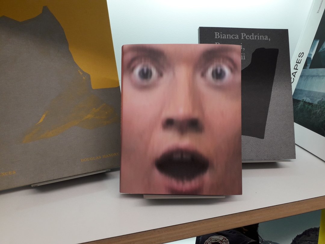 Couverture d'un livre avec la photographie d'un visage surpris