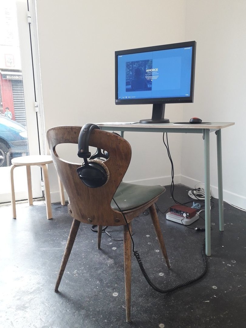 Installation avec chaise, bureau, ordinateur et casque