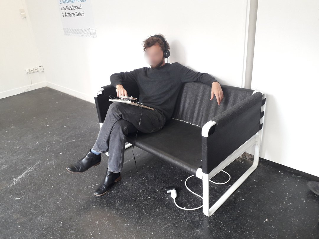 Image 3 : Personne installée dans un canapé qui consulte une œuvre numérique