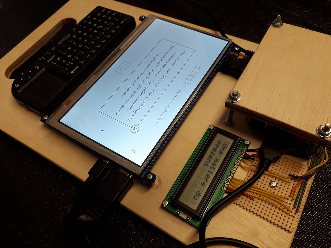 Image 16 : Zoom sur la tablette et son contenu : texte sur un petit écran et un écran LCD