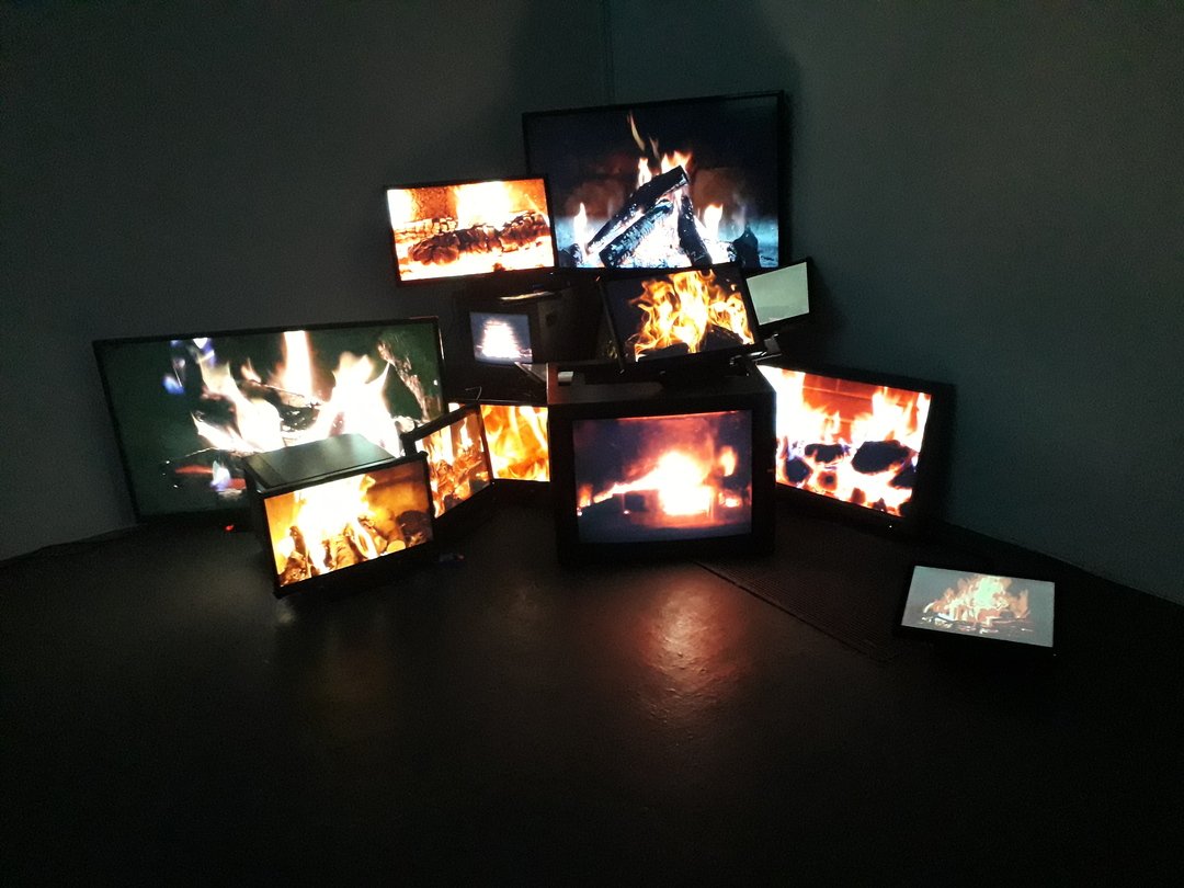 Installation d'écrans affichant un feu de cheminée