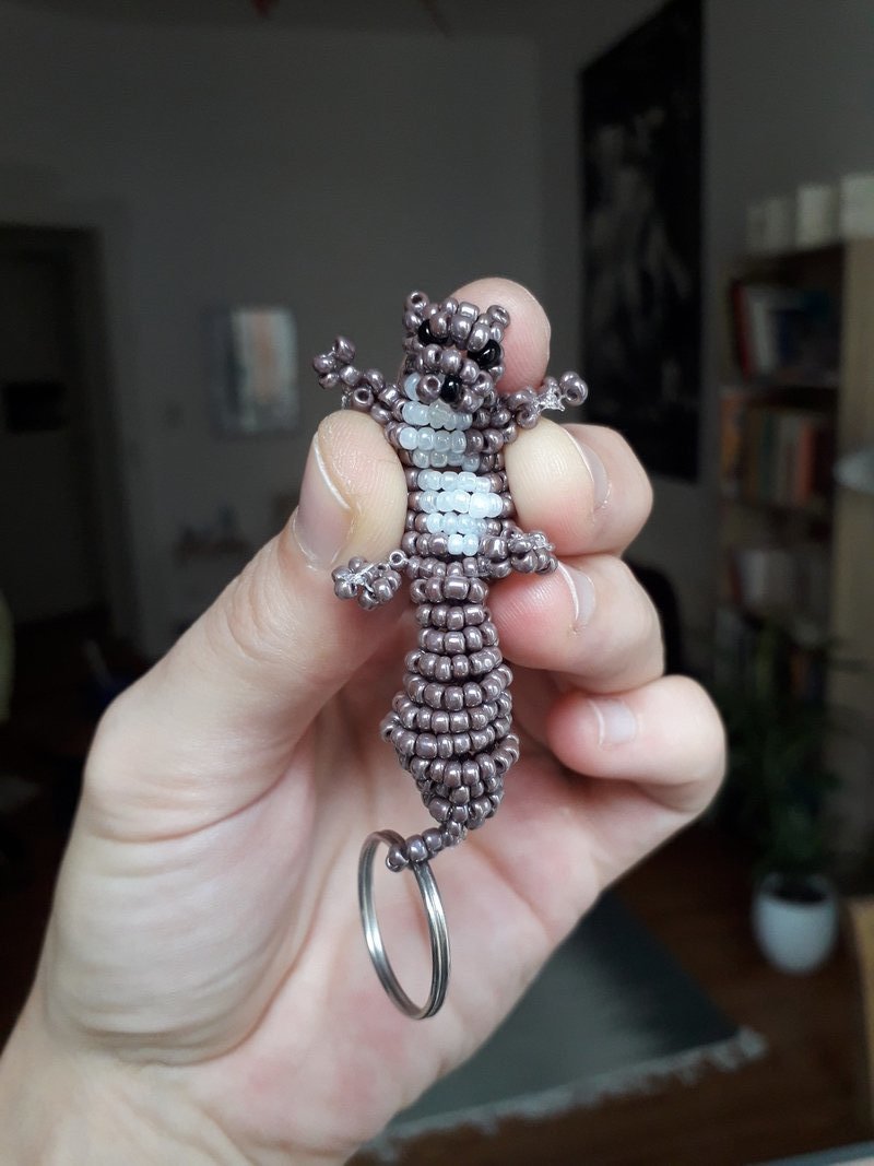 Image 3 : Écureuil de perles pris en main (vue de face)