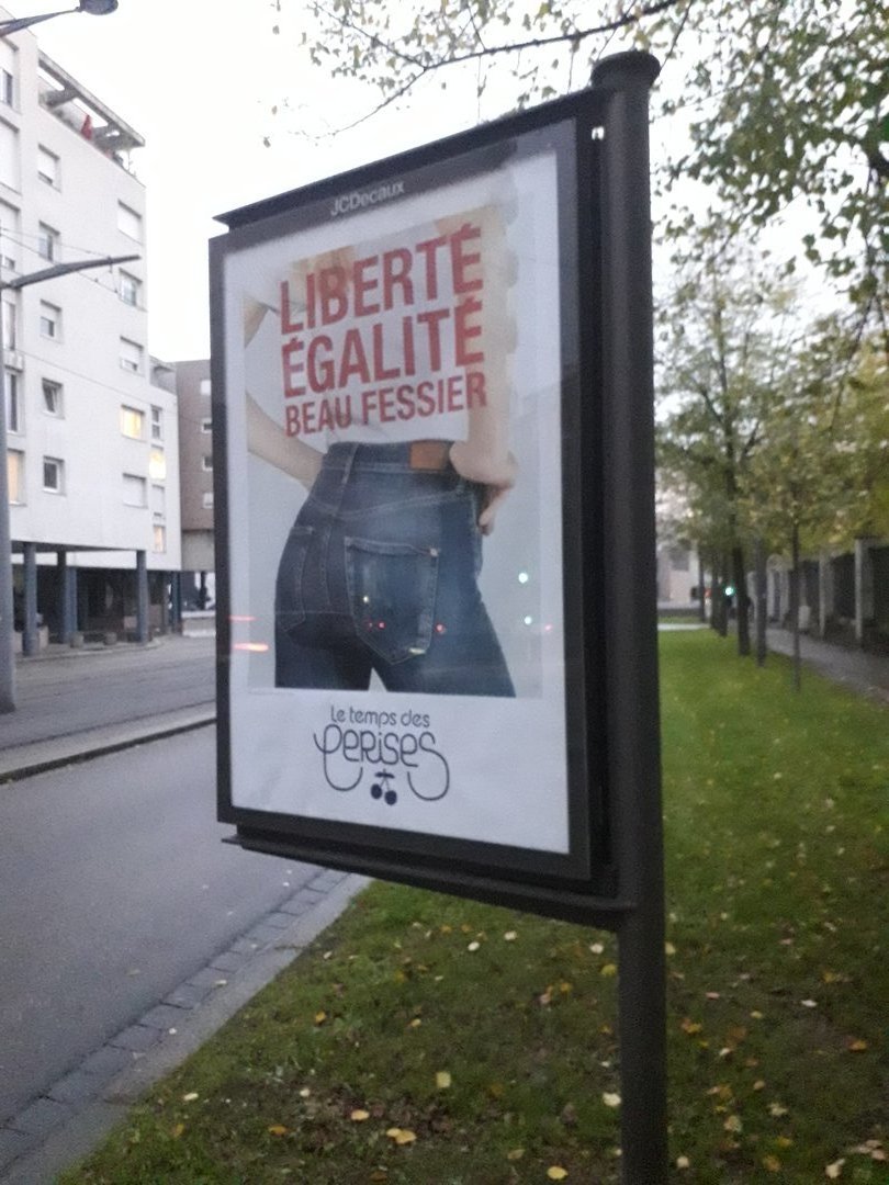 Affiche publicitaire avec le slogan Liberté Égalité Beau fessier pour la marque Le Temps de Cerises