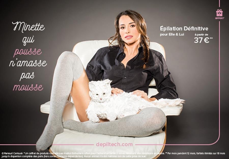 Affiche publicitaire représentant une femme assise portant un faux chat avec le slogan Minette qui pousse n'amasse pas mousse pour la marque Dépil Tech