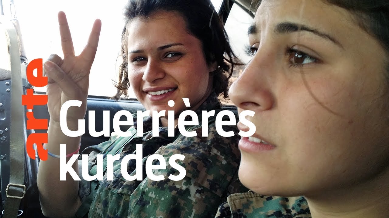 Visuel Arte avec la mention Guerrières kurdes et deux femmes dans un véhicule dont une faisant le V de Victoire avec ses doigts