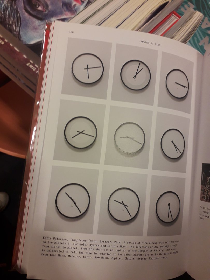 Image 10 : Page d'un livre avec des photographies d'horloge à différentes heures de la journée