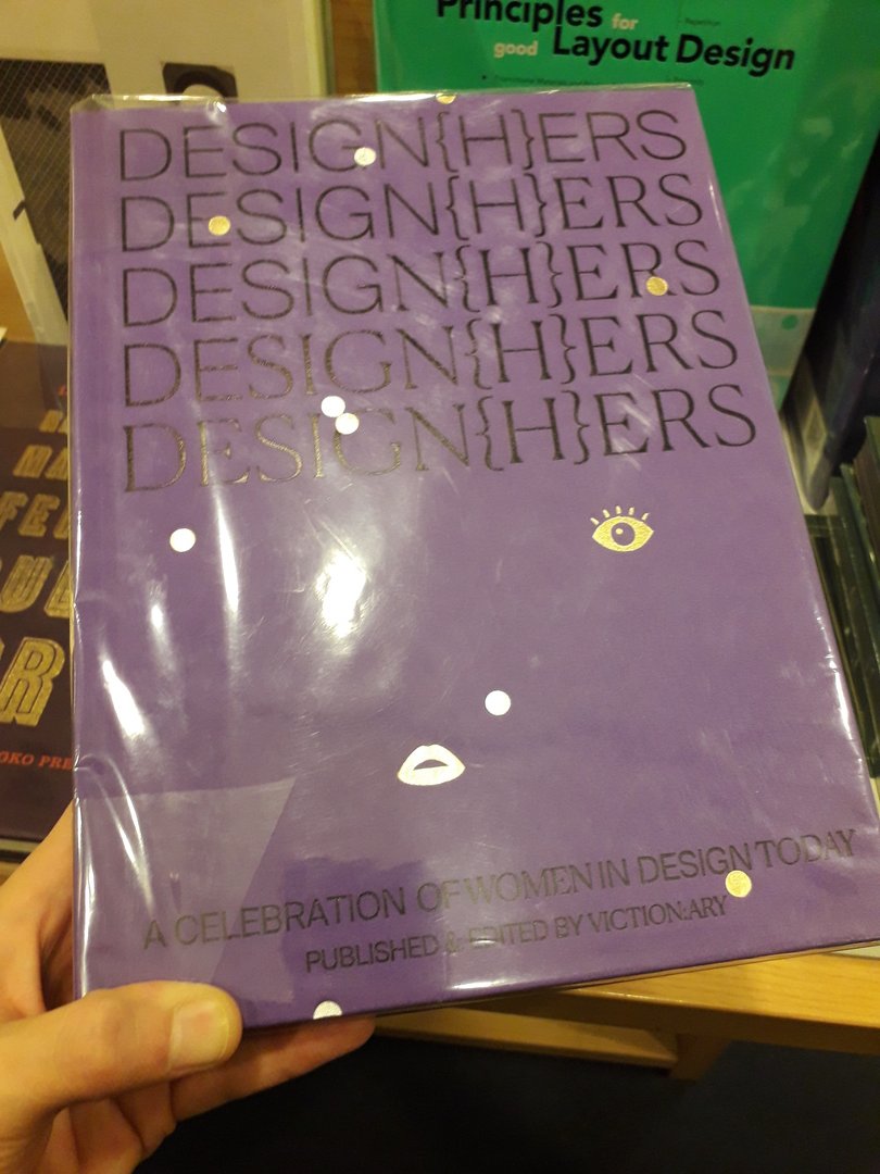 Image 21 : Couverture violette de l'ouvrage DESIGN{H}ERS, a celebration of women in design today