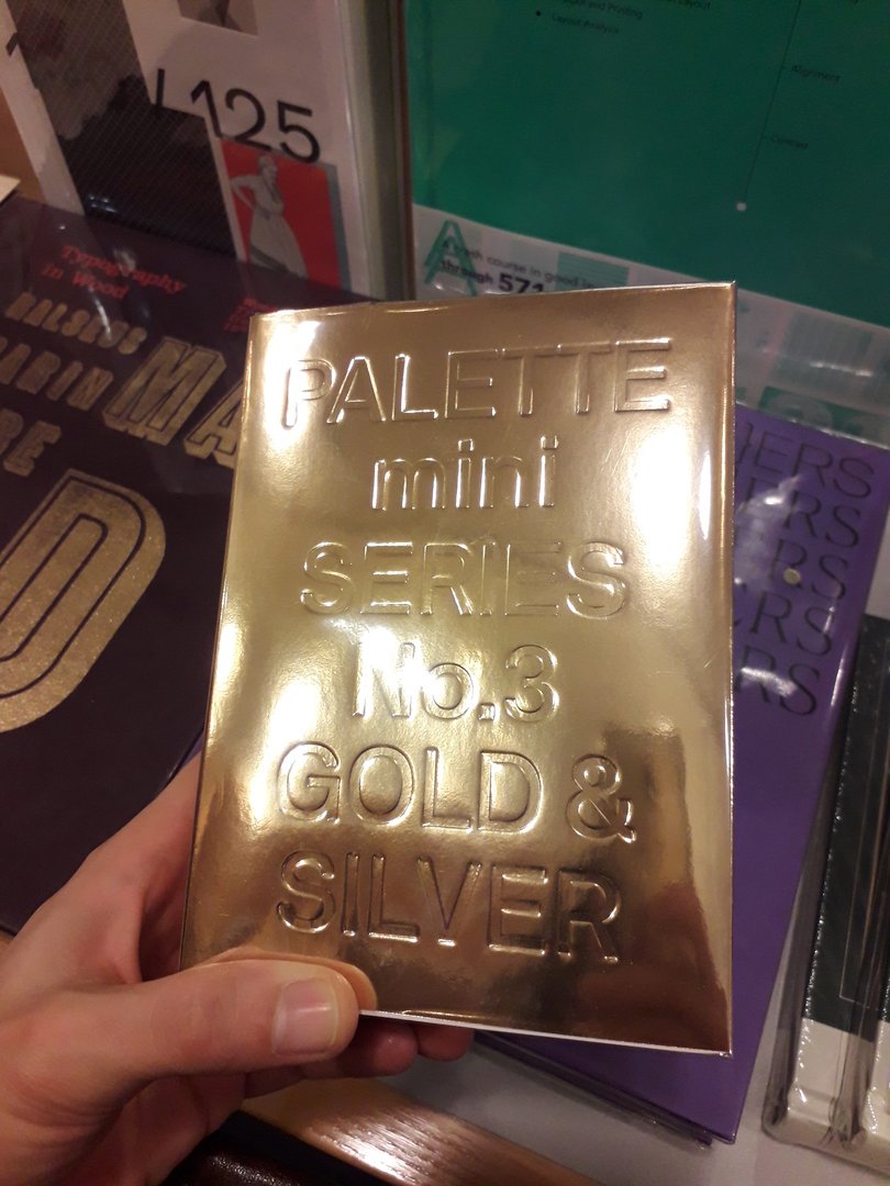 Image 30 : Couverture de l'ouvrage Palette mini Series No.3 Gold & Silver avec un fond or 