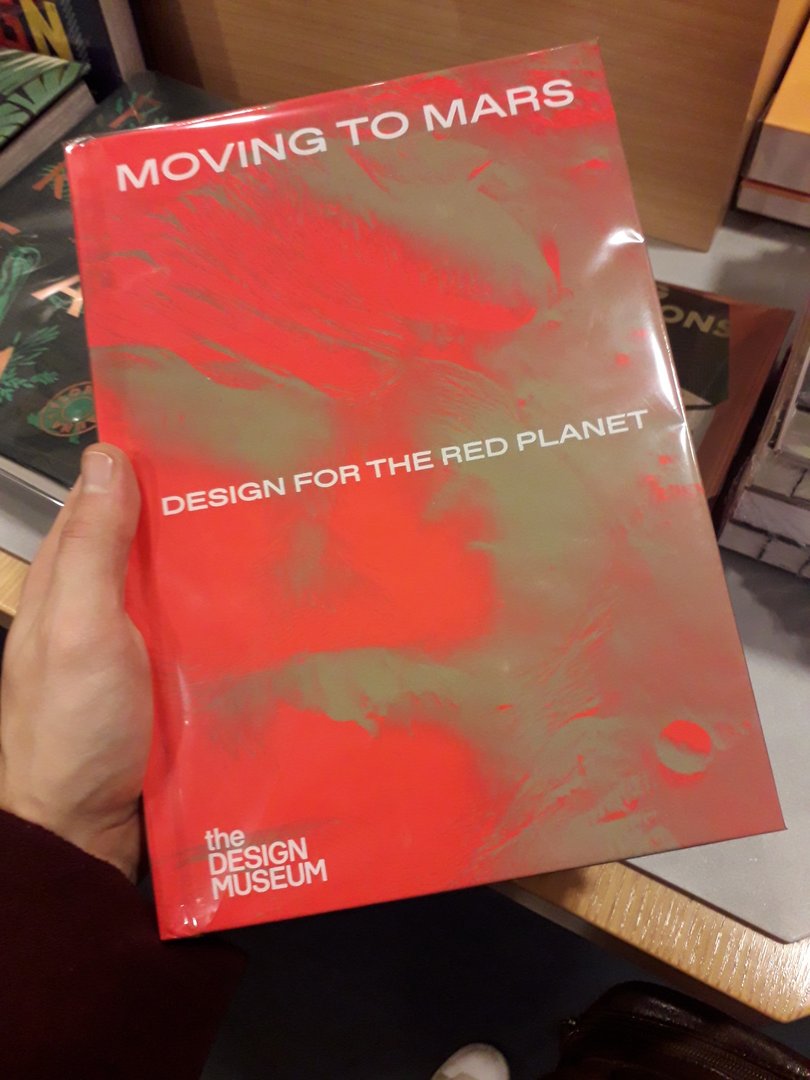 Image 35 : Couverture rouge et ocre du livre Moving to mars, design for the red planet