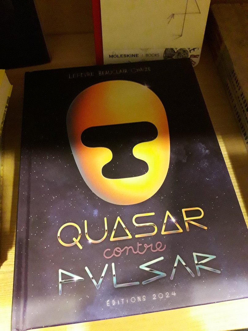 Image 39 : Couverture représentant un masque dans l'espace avec pour titre Quasar contre Pulsar