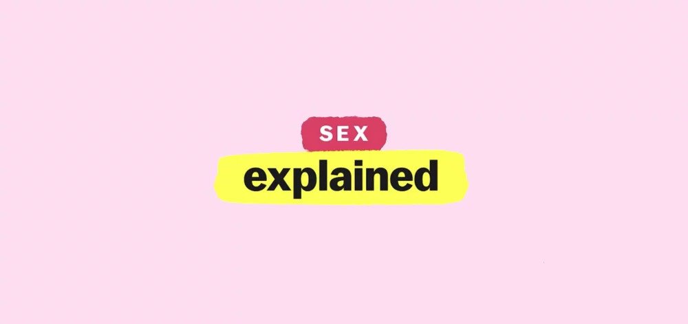 Image 8 : Titre de la série documentaire Sex explained sur fond rose