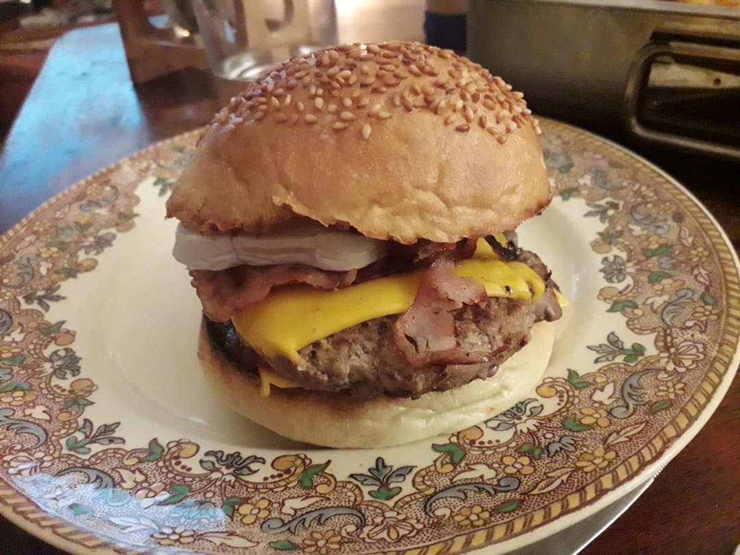 Image 19 : Burger dans une assiette