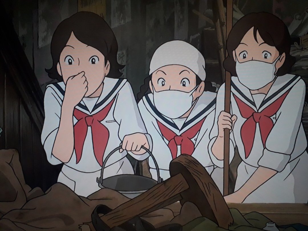 Trois personnages dans un anime qui font le ménage