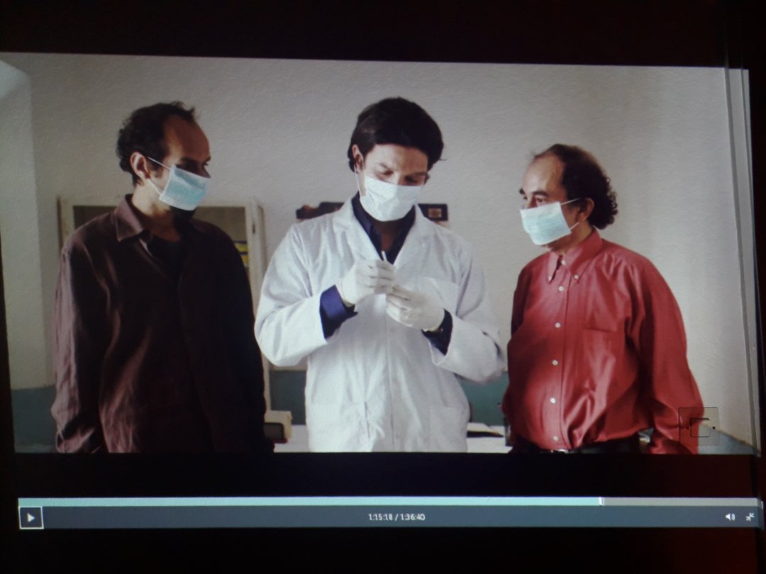 Trois hommes lors d'une opération de chirurgie sur un chien dans un film
