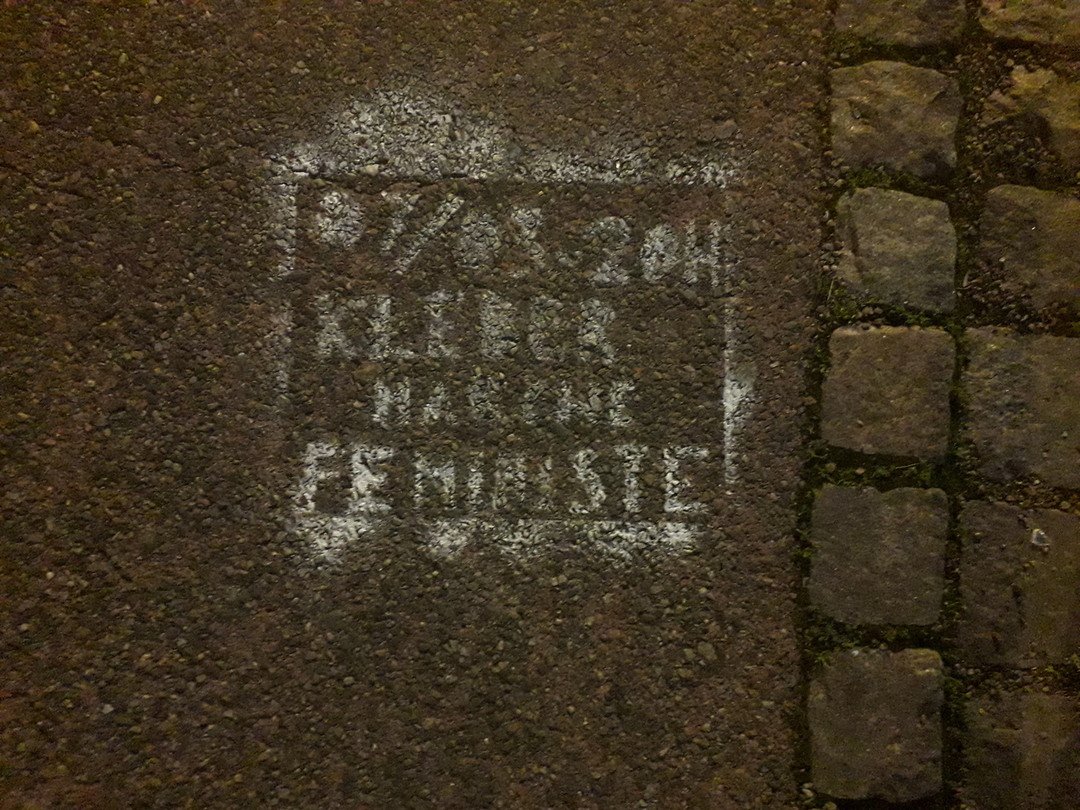 Marquage au sol avec la mention 07/03-20h Kléber marche féministe