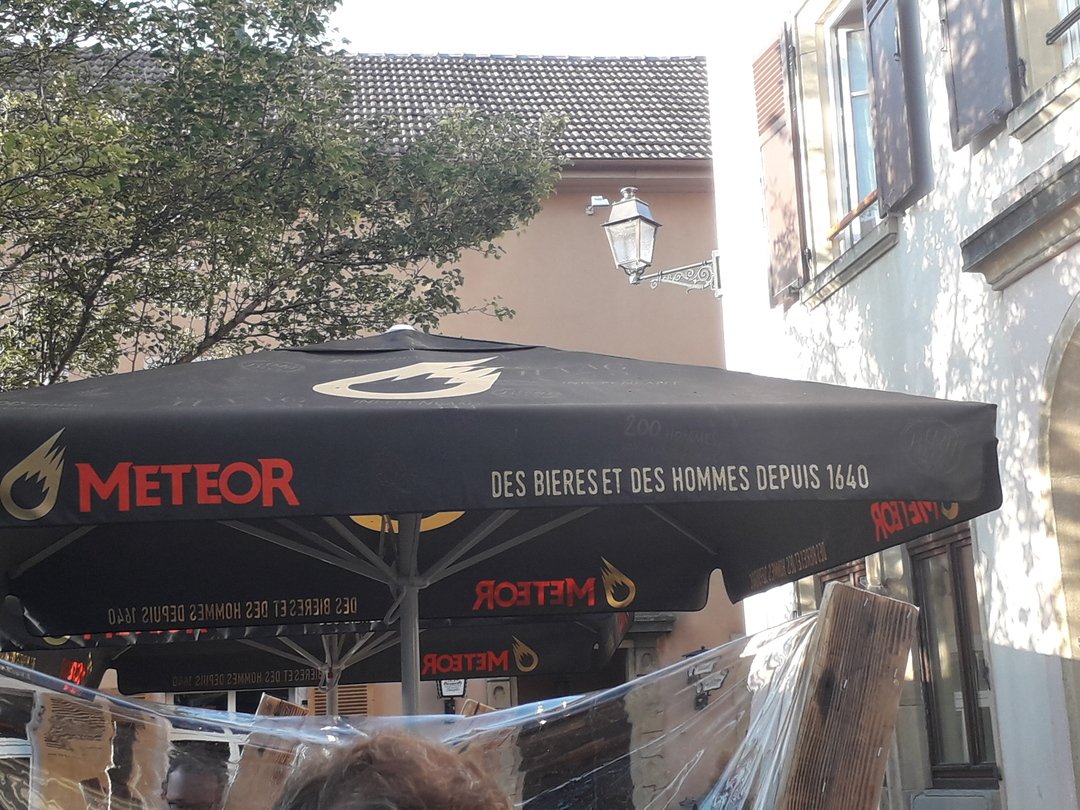 Parasol publicitaire pour la marque Meteor